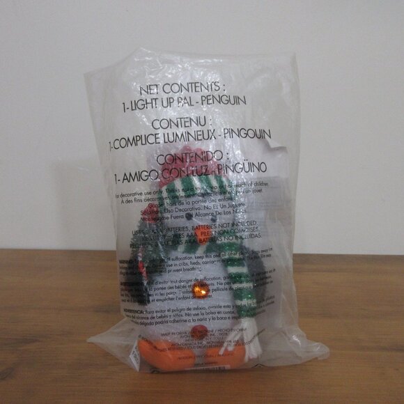 Avon Light Up Pal Penguin Green Wreath Color Changing Winter Decor Battery Oper - Picture 8 of 8